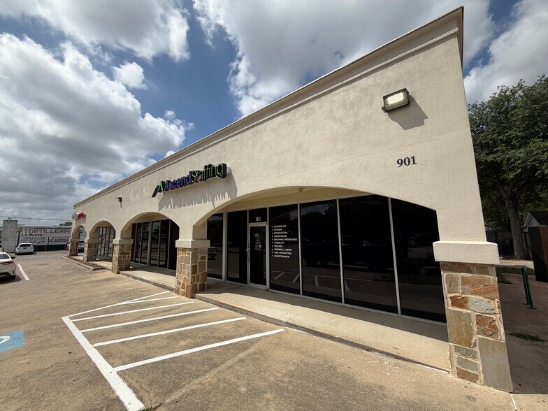 More Photos Of 901 N Sylvania Ave, Fort Worth Freestanding For Sale