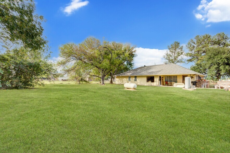 More Photos Of 13847 Boudreaux Rd, Tomball Flex For Lease