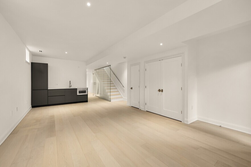 More Photos Of 329 8th St NE, Washington Office For Sale