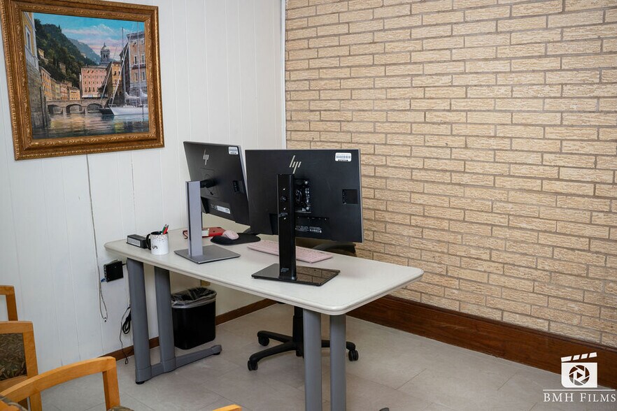 More Photos Of 707-709 N Palestine St, Athens Medical For Lease