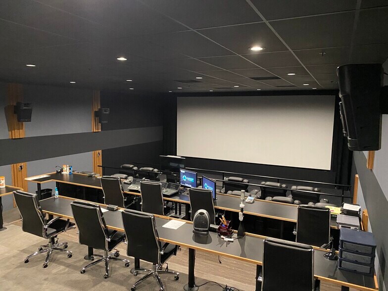 More Photos Of 217-277 S Lake St, Burbank Light Manufacturing For Sale