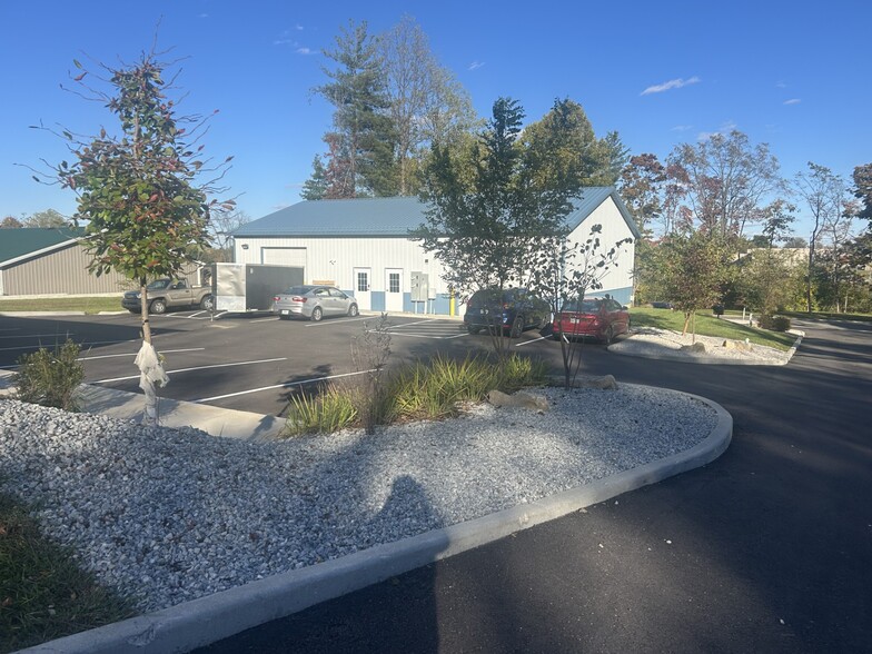More Photos Of 3137 N Westbury Village Dr, Bloomington Warehouse For Lease