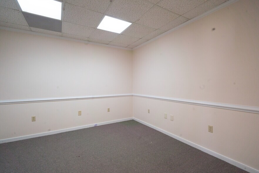 More Photos Of 220 Chesapeake Dr, White Stone Office For Sale