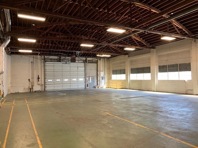 More Photos Of 530 NE Couch St, Portland Light Manufacturing For Lease