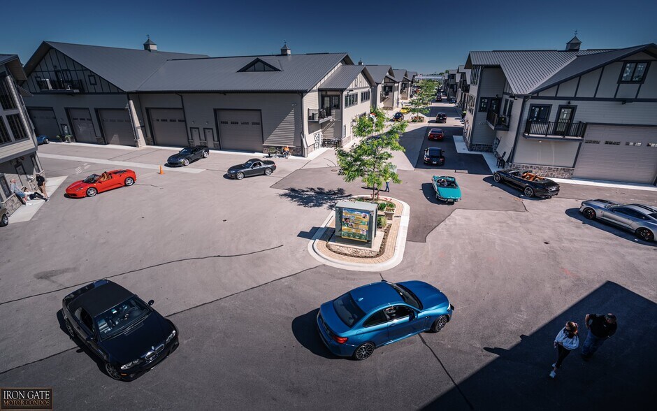 More Photos Of 2108-2260 Ferry Rd, Naperville Showroom For Sale