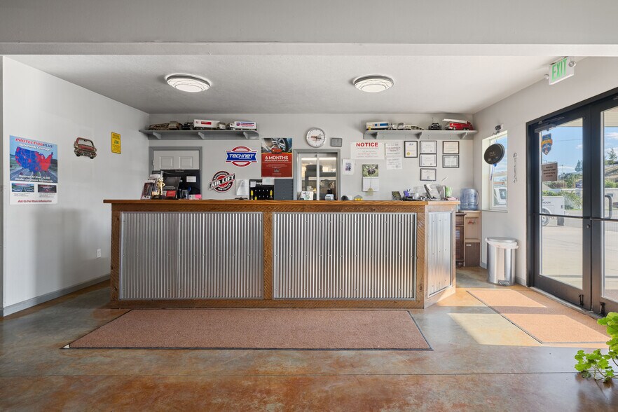 More Photos Of 402 N Pyfer St, Whitehall Office For Sale