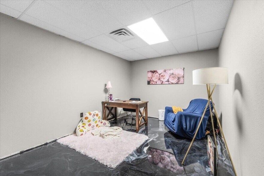 More Photos Of 3206 W Us Highway 377, Granbury Flex For Sale