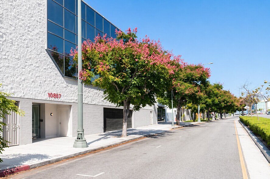 More Photos Of 10537 Santa Monica Blvd, Los Angeles Medical For Lease