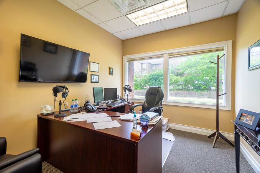 More Photos Of 951 N Plum Grove Rd, Schaumburg Office For Lease