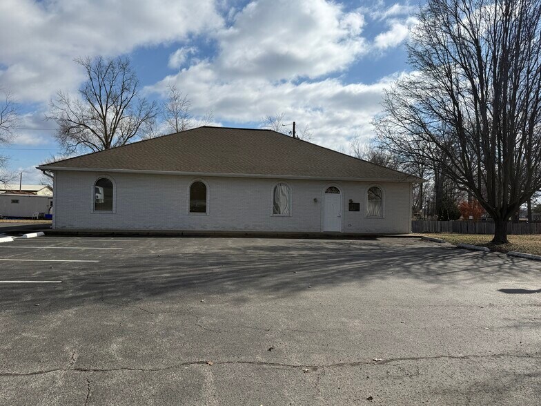 More Photos Of 1704 N Holmes Dr, Marion Office For Sale
