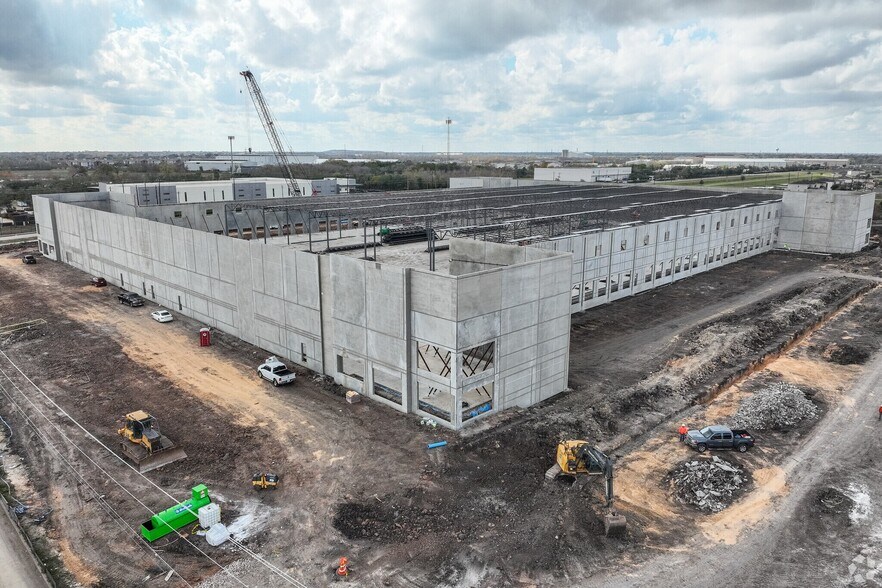 More Photos Of 12150 Kirby Dr, Houston Warehouse For Lease