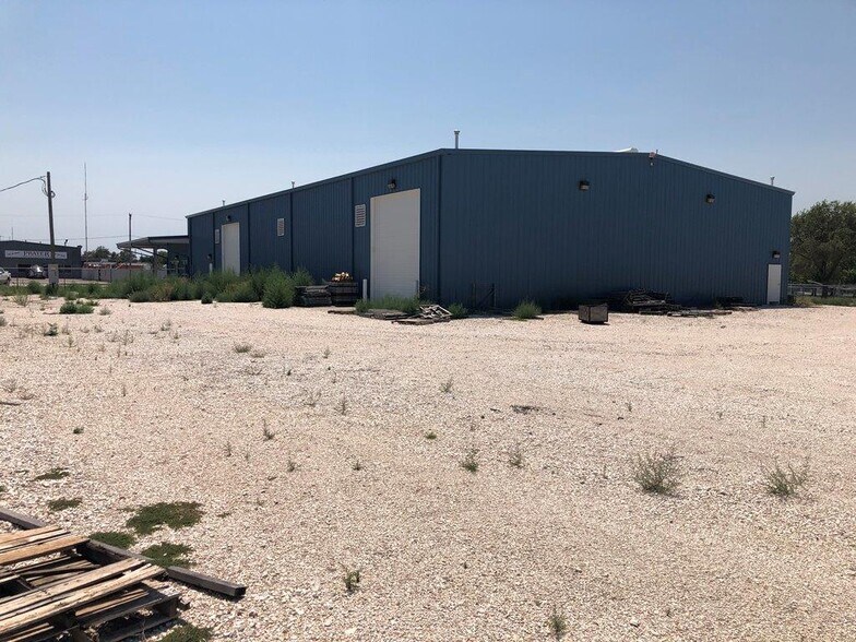 More Photos Of 1010 Mobeetie St, Canadian Light Distribution For Lease