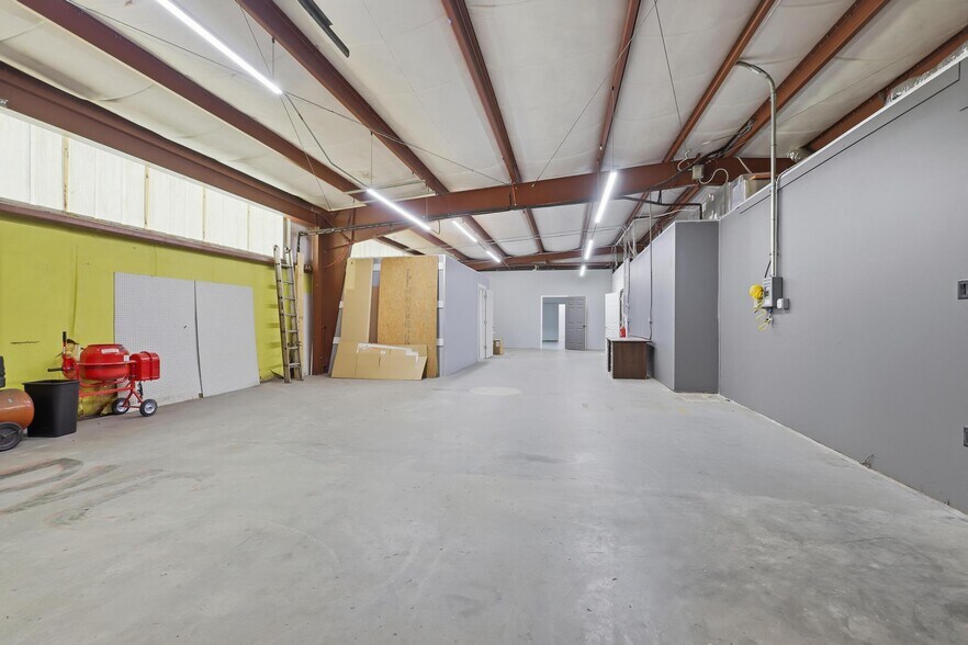 More Photos Of 623 Pleasant St, Lake Helen Flex For Lease
