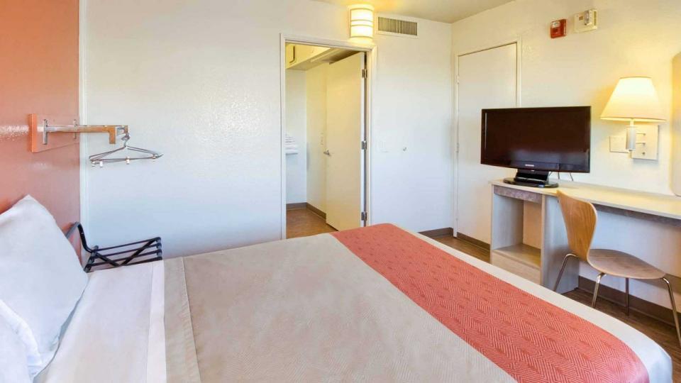 More Photos Of 325 SE Nye Ave, Pendleton Hotel For Sale