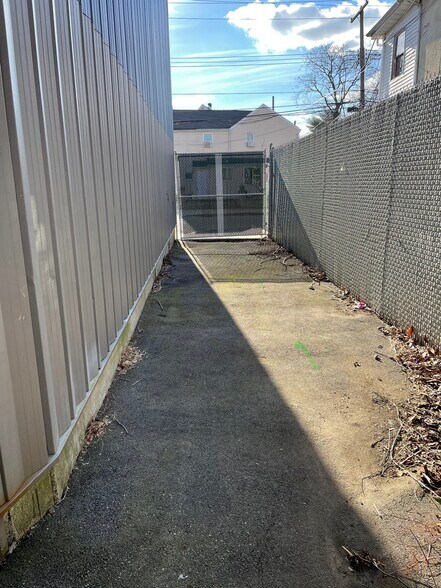 More Photos Of 147 Wayne St, Staten Island Warehouse For Lease