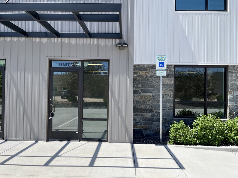 More Photos Of 9235 Eastman Park Dr, Windsor Light Manufacturing For Lease