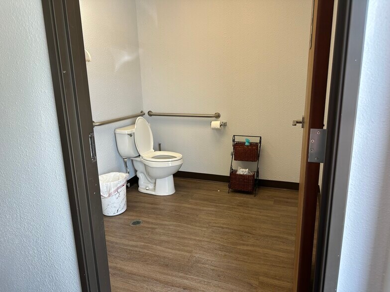 More Photos Of 1705 N Main St, Cleburne Auto Dealership For Sale