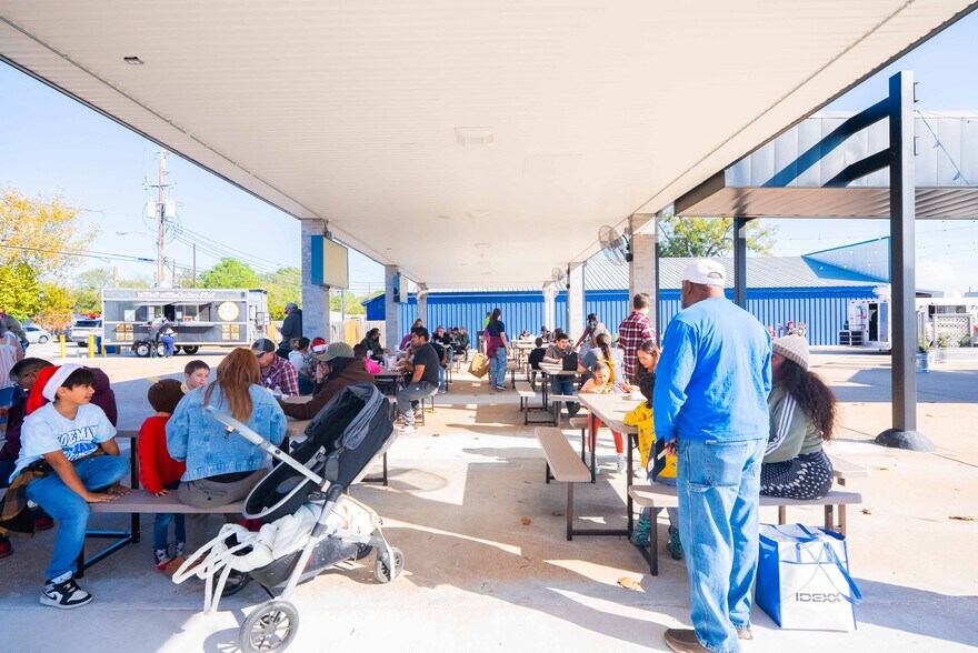 More Photos Of 2311 Main St, Waller Flex For Lease