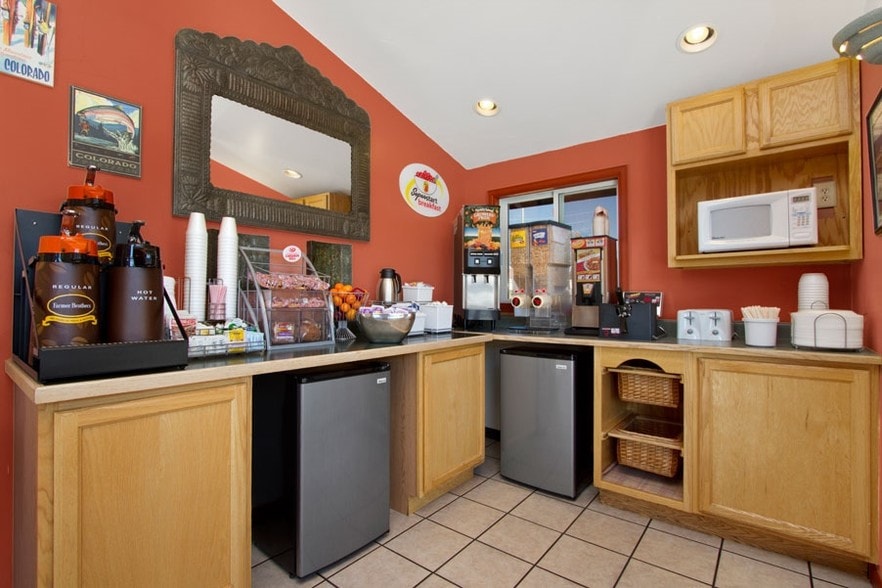 More Photos Of 525 W Rainbow Blvd, Salida Hotel For Sale