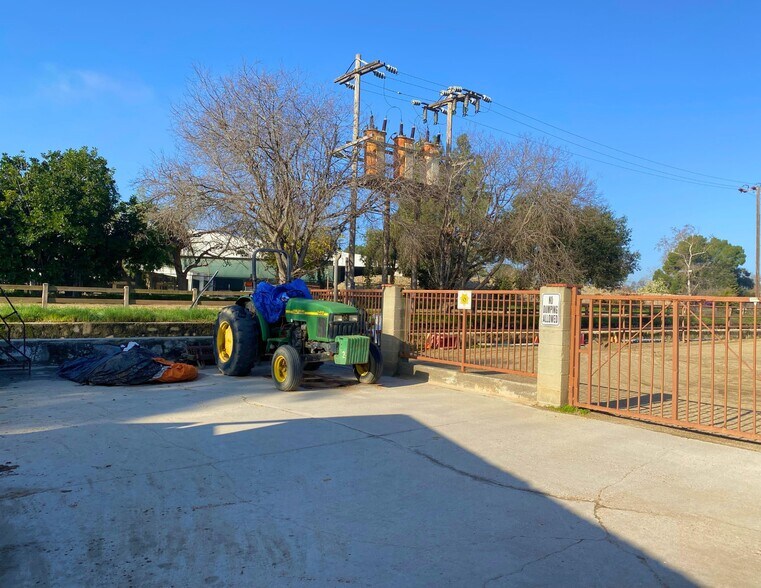 More Photos Of 1830 Riverside Dr, Glendale Horse Stables For Sale