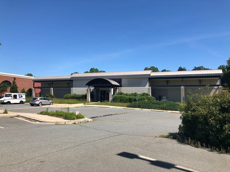 More Photos Of 2825 Reynolda Rd, Winston-Salem Health Club For Sale