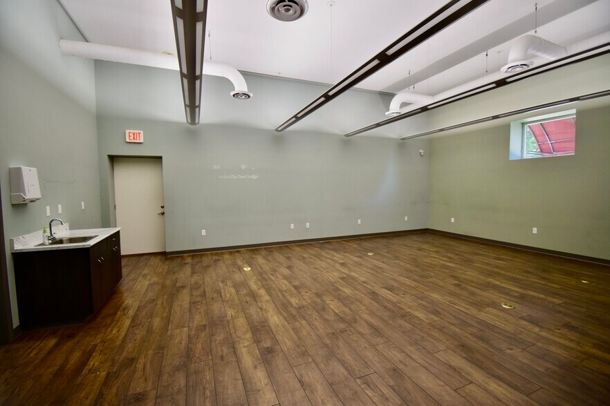 More Photos Of 208 Parkinson St, Normal Office For Lease