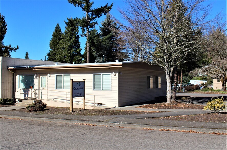 More Photos Of 48247 Hills St, Oakridge Office For Sale