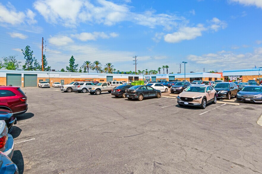 More Photos Of 165 W Hospitality Ln, San Bernardino Flex For Lease