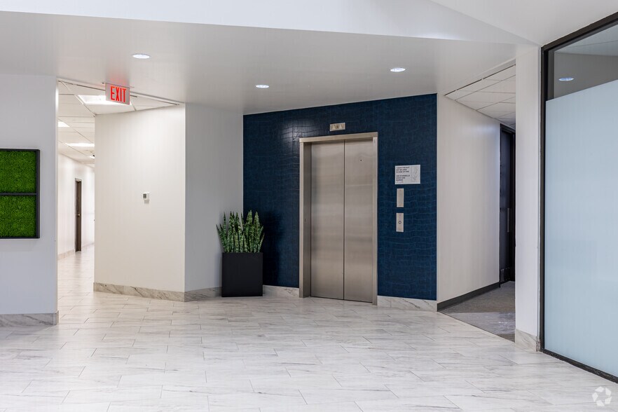 More Photos Of 17110 N Dallas Pky, Dallas Office For Lease