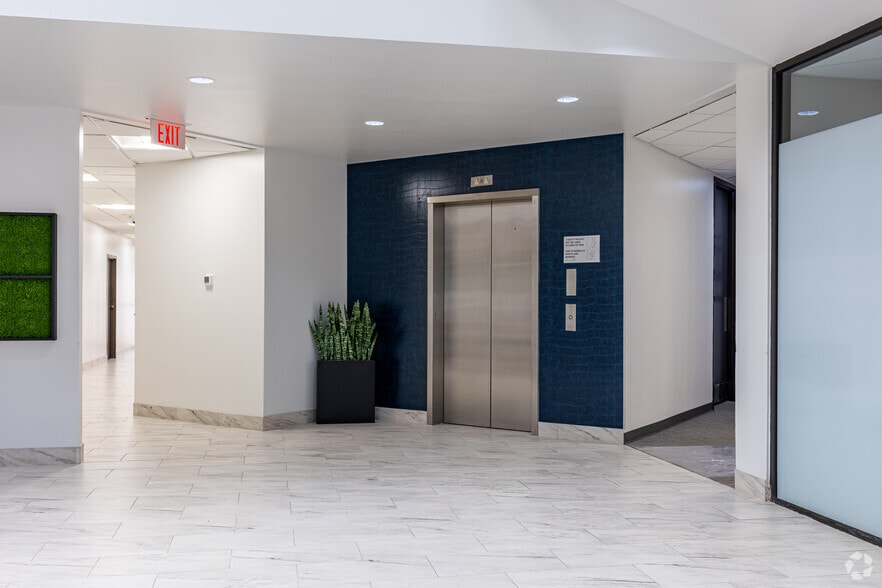 More Photos Of 17110 N Dallas Pky, Dallas Office For Lease