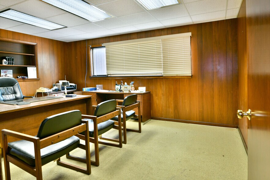 More Photos Of 696 Valley View Dr, Brookfield Office For Sale