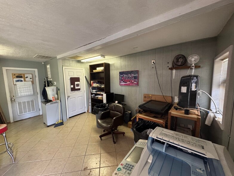 More Photos Of 818 Morton Ave, Bardstown Manufacturing For Sale