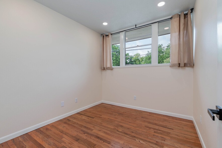 More Photos Of 601 Mary Lake Dr, Bryan Office Residential For Lease