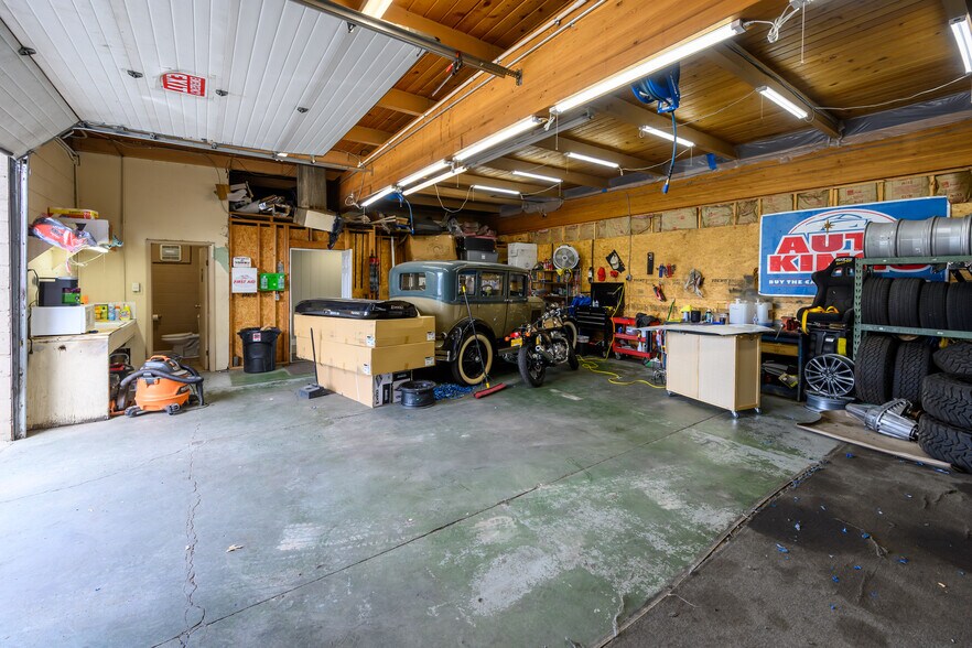 More Photos Of 40 Nw 4th St, Madras Auto Dealership For Lease