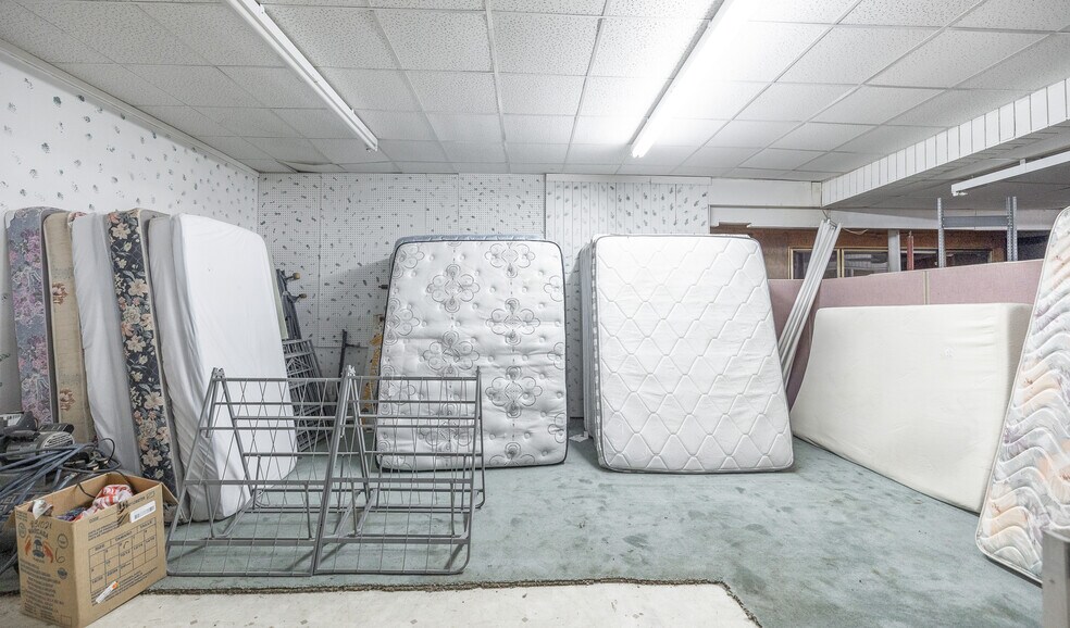 More Photos Of 600 W Commercial St, Lebanon Department Store For Sale