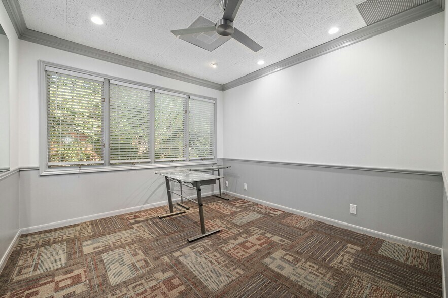 More Photos Of 5750 Balcones Dr, Austin Medical For Sale