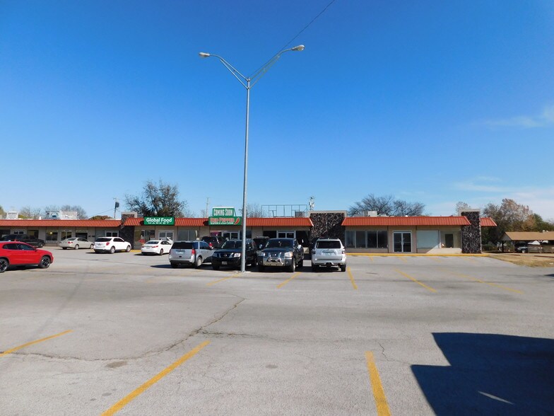 More Photos Of 1901-1921 NW Sheridan Rd, Lawton Restaurant For Sale