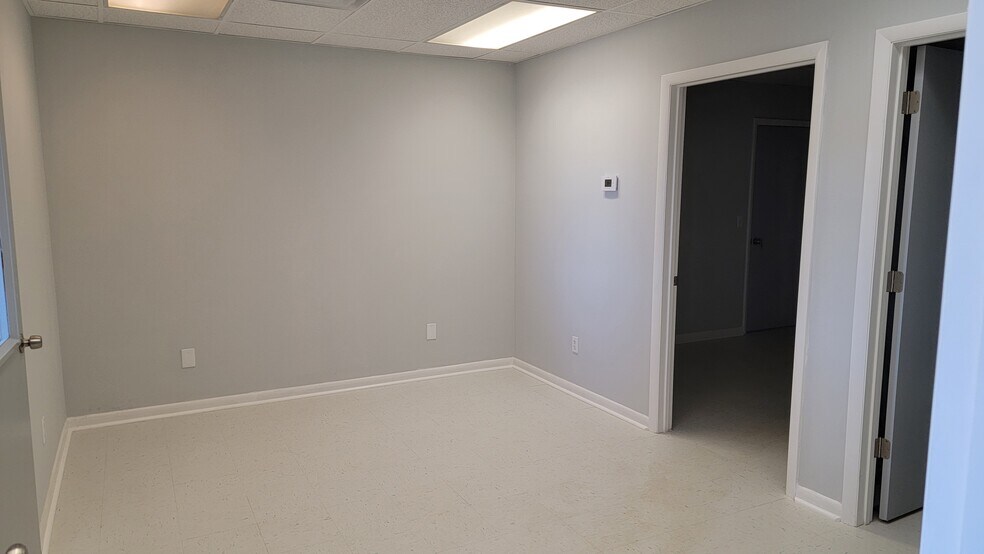 More Photos Of 14 Park Dr, Franklin Warehouse For Lease