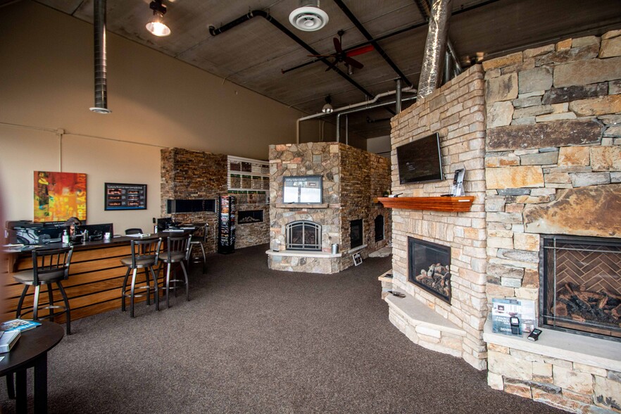 More Photos Of 7828 Hudson Rd, Woodbury Freestanding For Lease