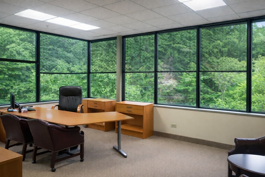 More Photos Of 33 Rock Hill Rd, Bala Cynwyd Office For Sale
