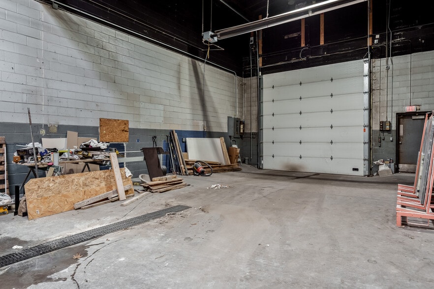 More Photos Of 208-210 Kishwaukee St, Rockford Light Distribution For Sale