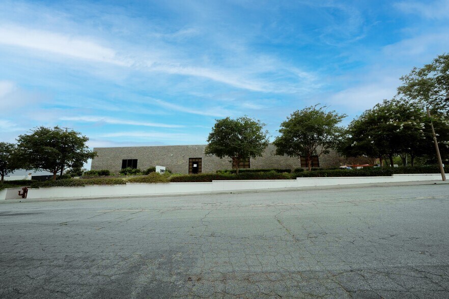 More Photos Of 2001 Saturn St, Monterey Park Light Distribution For Sale