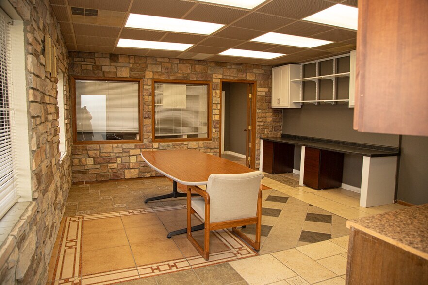 More Photos Of 101 Ashworth Rd, West Des Moines Showroom For Sale