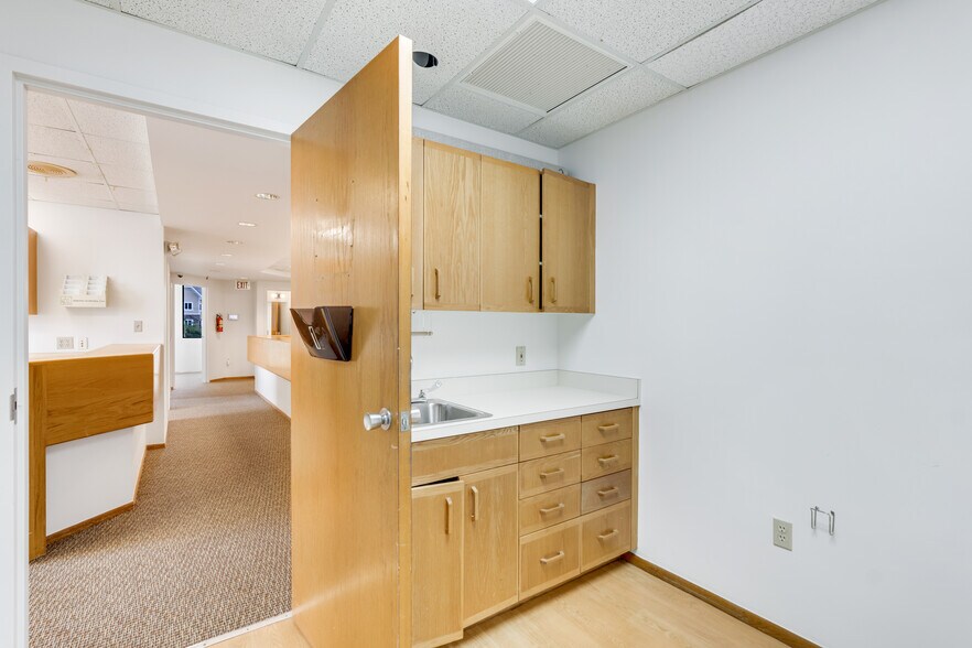 More Photos Of 2525 Harbor Blvd, Port Charlotte Medical For Lease