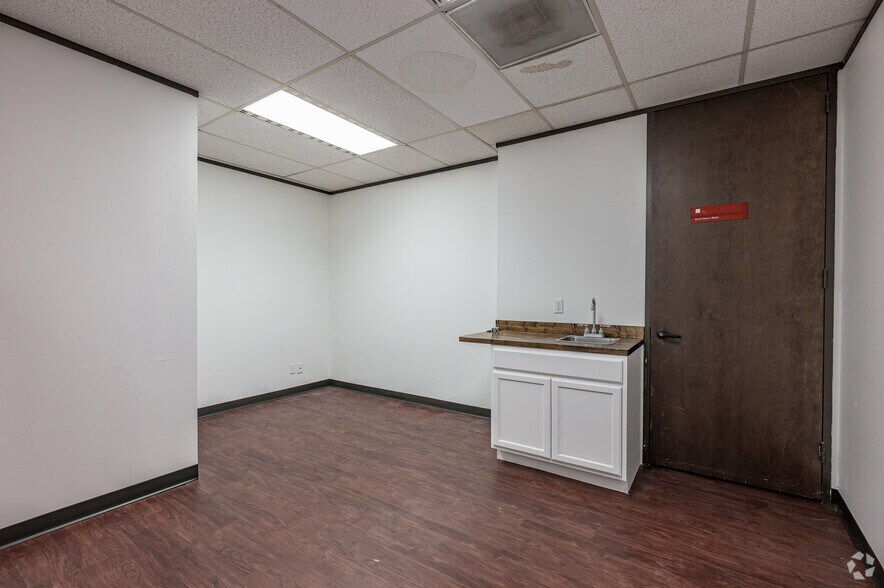 More Photos Of 1140 Empire Central Dr, Dallas Office For Sale
