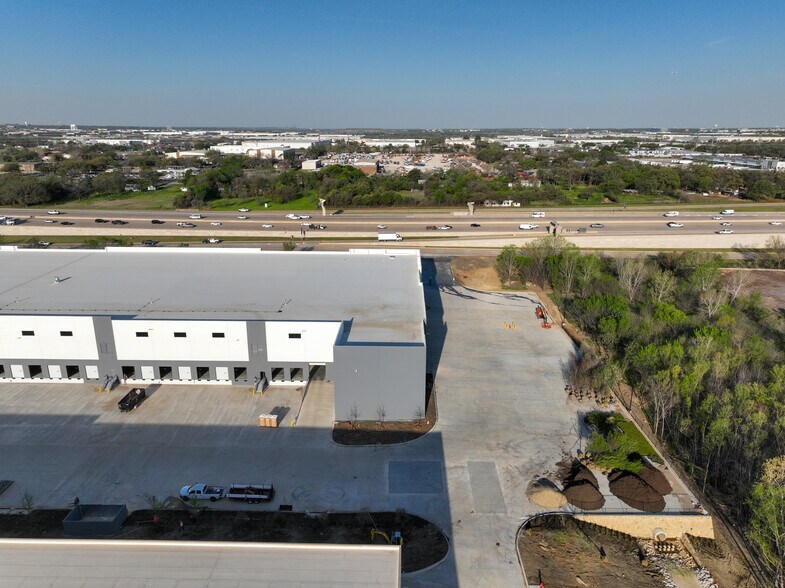 More Photos Of 902 W Shady Grove Rd, Grand Prairie Distribution For Lease