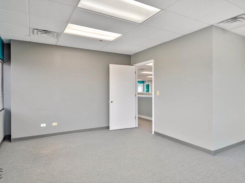 More Photos Of 1990 E Algonquin Rd, Schaumburg Office For Lease