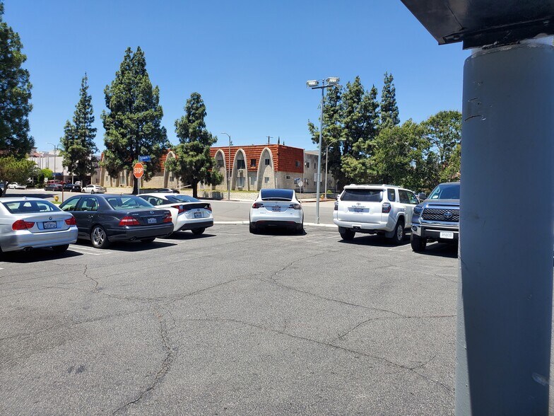More Photos Of 17034-17058 Chatsworth St, Granada Hills Unknown For Lease