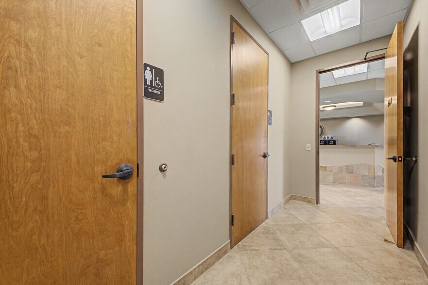 More Photos Of 565 W Chandler Blvd, Chandler Office For Lease