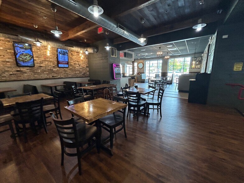 More Photos Of 515 Roosevelt Rd, Glen Ellyn General Retail For Sale